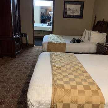 Clarion Hotel Beachfront - Two queen beds. Only one electric outlet to use and it was taken by lights. Had to charge my phone in the bathroom. - Hotels Near Me - Mackinaw City, Michigan