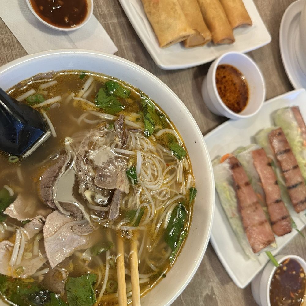 Pho Dac biet , cha gio and nem nuong goi cuon Pho Dac biet , cha gio and nem nuong goi cuon