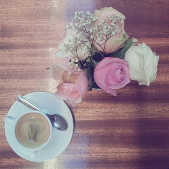Café Cécile - Bouquet de fleurs nostalgique - French Near Me - Marseille, 13