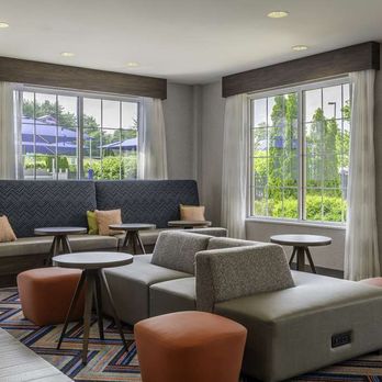Hampton Inn - Lobby - Hotels Near Me - Manchester, New Hampshire