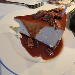 Cheesecake with caramel and pralines