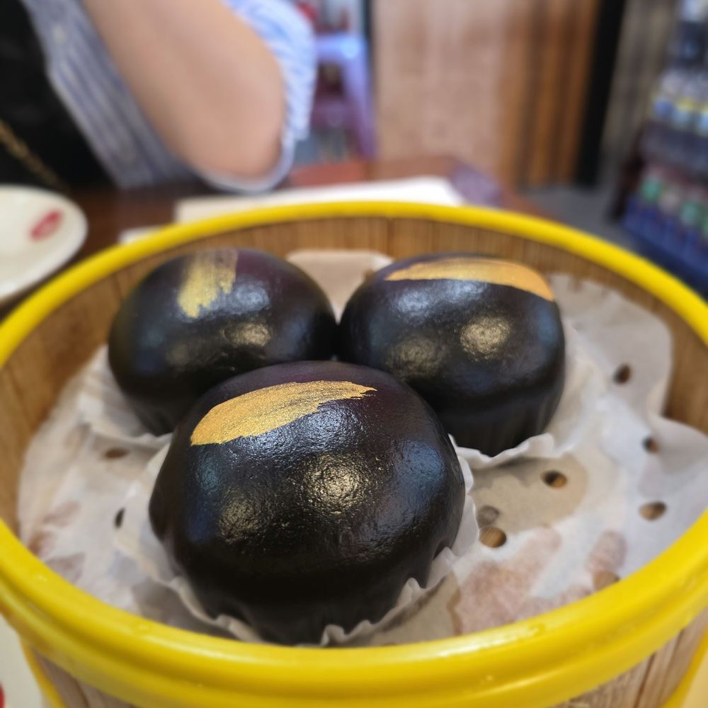 Back and gold molten lava buns