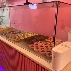 Pinku - Donut display