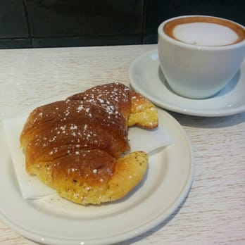 Don Nino - Cornetto con nutella e cappuccino - Patisserie/Cake Shop Near Me - Florence, FI