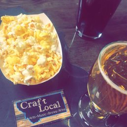 a tray of macaroni and cheese and a glass of beer