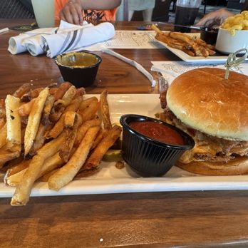 Bru Burger Bar - Cocktail Bars Near Me - Greenwood, Indiana
