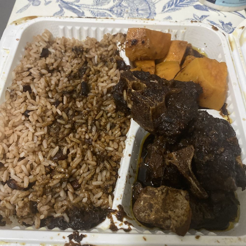 Unseasoned large oxtail with only 3 pieces Unseasoned large oxtail with only 3 pieces