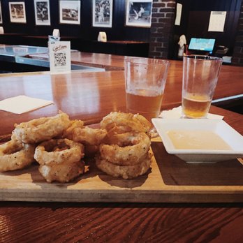 Cask'n Flagon - The most rubbery Onion Rings I have ever had :((( - Sports Bars Near Me - Boston, Massachusetts