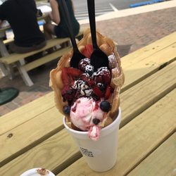Crepe Place V-DaL - Berry chocolate bubble waffle