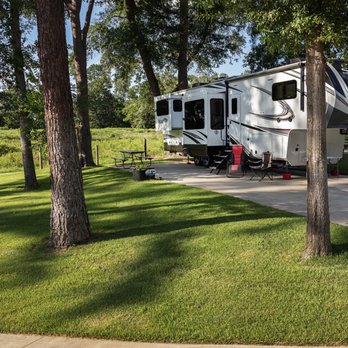 Woodland Creek RV Park - Grass and space between sites - RV Parks Near Me - Tyler, Texas