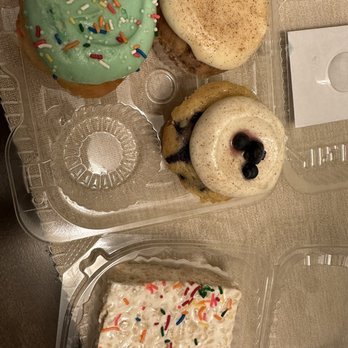 Sweet Mandy B's - Confetti Rice Krispie Bar, blueberry pancake cupcake, Yellow Cupcake with Vanilla, snickerdoodle cupcake - Desserts Near Me - Chicago, Illinois Sweet Mandy B's - Confetti Rice Krispie Bar, blueberry pancake cupcake, Yellow Cupcake with Vanilla, snickerdoodle cupcake - Desserts Near Me - Chicago, Illinois