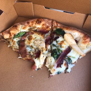Venezia - Chicken Alfredo pizza - Pizza Near Me - Sarasota, Florida Venezia - Chicken Alfredo pizza - Pizza Near Me - Sarasota, Florida