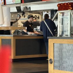 Fuddruckers - Bad employee