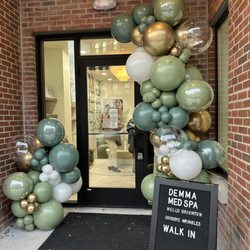 Went to the Demma Grand Opening and I'm obsessed! It was so cute and bright and clean.... Jules does my Botox there now and she is the best!