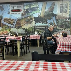 Smokin' Barrel BBQ - Love the decor, not to far from where Bonnie and Clyde met their end!!