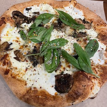 Snap Custom Pizza - Herb/garlic base, fresh mozzarella, shredded mozzarella, mushrooms, ricotta and fresh basil - Pizza Near Me - State College, Pennsylvania
