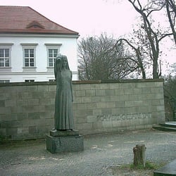 Die Anklagende - Alter Standort vorm Schloss