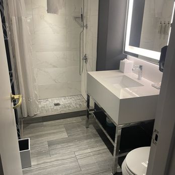 Renaissance Des Moines Savery Hotel - Spacious room. - Hotels Near Me - Des Moines, Iowa
