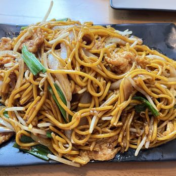 Dumpling World - Chicken Chow Mein - Chinese Near Me - Austin, Texas
