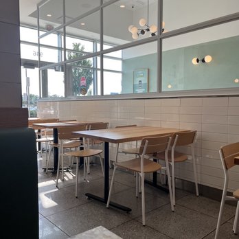 Chopt Creative Salad Co. - seating - Salad Near Me - Garden City, New York