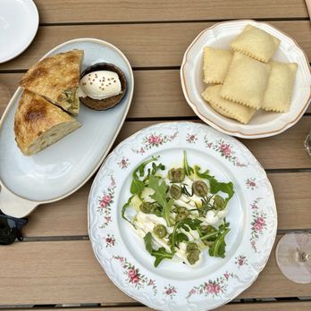 Cameline - Bread and butter and a cheese plate with olives and bread pockets to dip in the cheese - Italian Near Me - Gatineau, Quebec