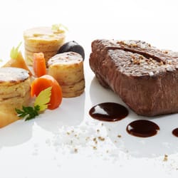 Pfaffenberg - Rinderfilet mit Kartoffelbaumkuchen und geschmortem Gemüse