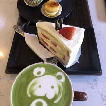 Dessert Cafe Momo - Macaroons, strawberry cake, matcha latte - Desserts Near Me - Montreal, Quebec