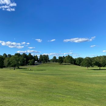 Bogey's Ice Cream - a green field with trees in the background - Ice Cream & Frozen Yogurt Near Me - Thompson, Connecticut