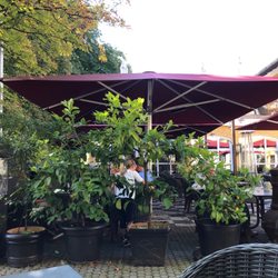 Il Mondo - Die Terrasse. In der Sonne gibt es auch Tische mit Strandkörben.