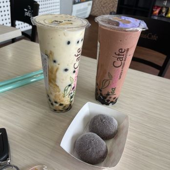 Tealicious Cafe - Left: Peach Vanilla cream blend Right: Chocolate Strawberry Cream Blend Bottom: Chocolate Mochi - Bubble Tea Near Me - San Antonio, Texas