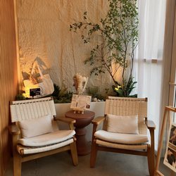 Soulo Head & Scalp Spa - Southwest - Small lobby seating as you walk in
