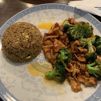 Lee Cafe - Broccoli and chicken in garlic sauce - Sushi Bars Near Me - Fort Mill, South Carolina