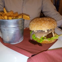 Sotto Sopra - Hamburger con patatine a secchiate