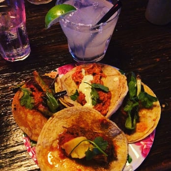 Broken English Taco Pub - The Loop - From left to right. Asada, Chicken Tinga, Asada (again), and Al Pastor. With a traditional Margarita. - Mexican Near Me - Chicago, Illinois Broken English Taco Pub - The Loop - From left to right. Asada, Chicken Tinga, Asada (again), and Al Pastor. With a traditional Margarita. - Mexican Near Me - Chicago, Illinois