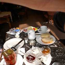 Café Osterspey - Ein üppiges Frühstück am Fenster mit Blick in den Garten.