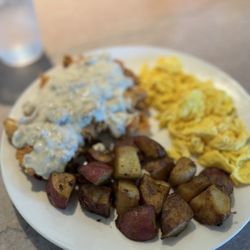 Yankee Diner - Fried chicken with gravy, home fries and scrambled eggs