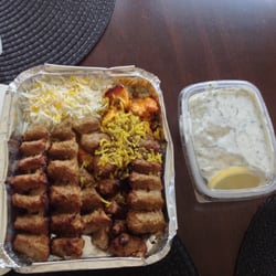 Rumi - Blandat av buffen Kebab kobideh, kycklingkebab, ris och yoghurt.