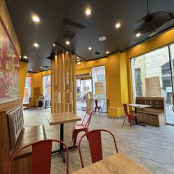 Macho Burger - Inside