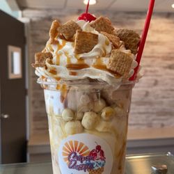 Super Scoops Ice Cream - Cinnamon Bun Super Sundae
