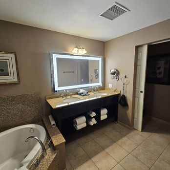 La Quinta by Wyndham Paso Robles - Bathroom - Hotels Near Me - Paso Robles, California