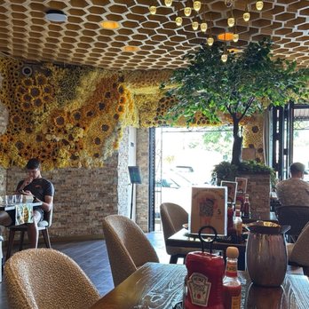 Honeybees - Dining Area - Coffee & Tea Near Me - San Diego, California Honeybees - Dining Area - Coffee & Tea Near Me - San Diego, California