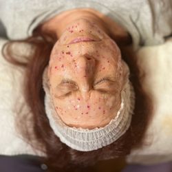 The Skinnie Hippie - Anti Aging Facial with Hydro Jelly mask