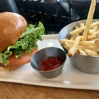 Earls Kitchen + Bar - Canadian (New) Near Me - Vancouver, British Columbia