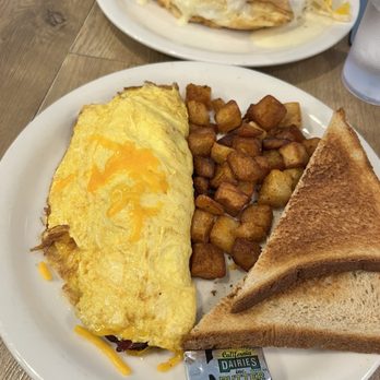 Aloha Kitchen - Meat Lovers omelet - Breakfast & Brunch Near Me - Honolulu, Hawaii