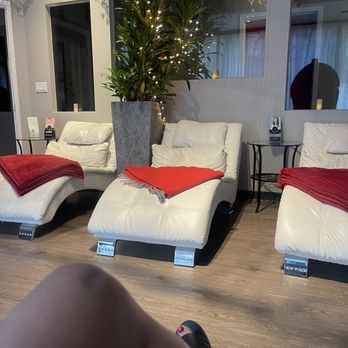 Red Hots Spa - Waiting area - Day Spas Near Me - Roslyn, New York