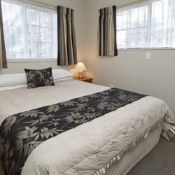 Sport of Kings Motel - One of the Bedrooms in 2 Bedroom Apartment