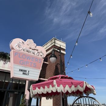 White Limozeen - Outside - Cocktail Bars Near Me - Nashville, Tennessee