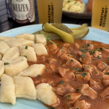 Domowe Przysmaki - Goulash with dumplings - Polish Near Me - Kraków, Massachusetts Domowe Przysmaki - Goulash with dumplings - Polish Near Me - Kraków, Massachusetts