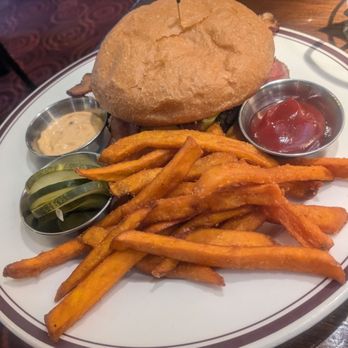 Carlyle - Bacon cheeseburger - New American Near Me - Arlington, Virginia