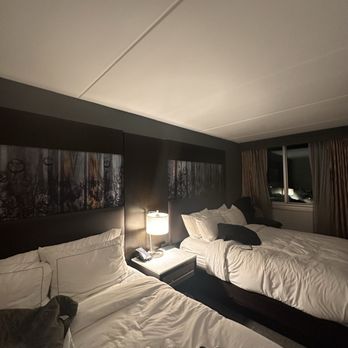 DoubleTree by Hilton Neenah - Hotel room - Hotels Near Me - Neenah, Wisconsin